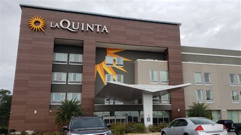 La Quinta Inn & Suites by Wyndham Brunswick/Golden Isles Room Tour ...