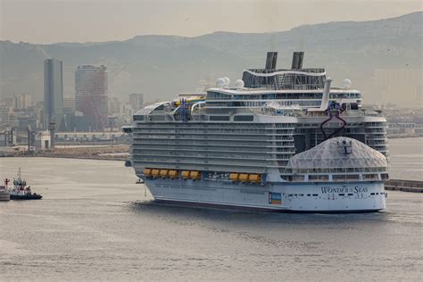 Biggest cruise ship in the world Wonder of the Seas that is five times ...