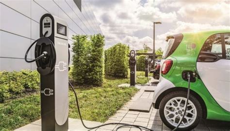 2,600 Electric Vehicle Charging Stations To Be Built In India Within A Year