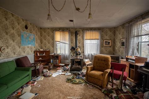 Abandoned House Living Room : r/AbandonedPorn