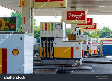 4,214 Shell Petrol Station Images, Stock Photos & Vectors | Shutterstock