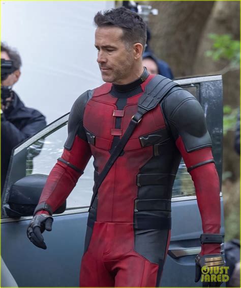 Deadpool 3: Ryan Reynolds con il nuovo costume di Deadpool nelle ultime foto dal set del film Marvel