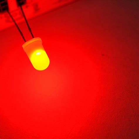 100pcs LED Light Emitting Diode 5MM Round Red Color Light Red LED Lamp Super Bright Highlighted ...