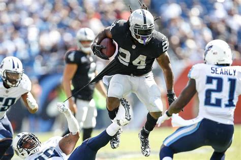 Raiders’ Marshawn Lynch crazy like a team-oriented fox - San Francisco Chronicle