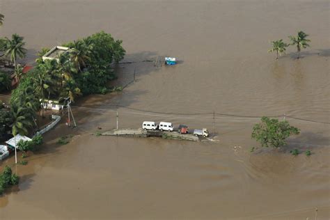 Kerala floods: Thousands wait for rescue from relentless monsoon as death toll reaches 324 ...