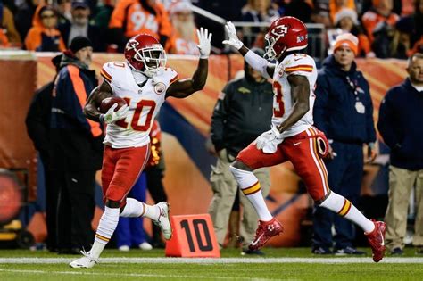 Chiefs’ Tyreek Hill threw up the peace sign at the 20