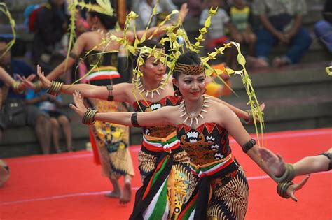 Melihat Tari Tradisional Suku Dayak di Pesta Kesenian Bali 2019