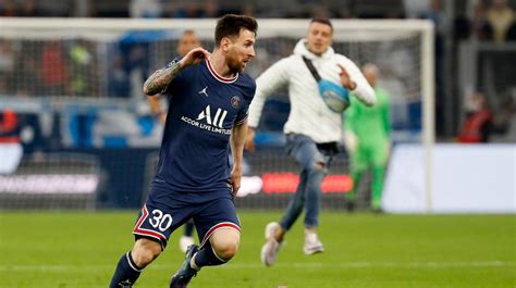 Aficionado invade el campo y corta un avance de Leo Messi | TUDN Deportes Homepage Full Evo ...