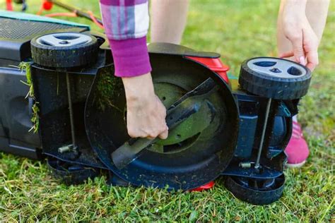 How To Change Lawn Mower Blades | Lawn.com.au