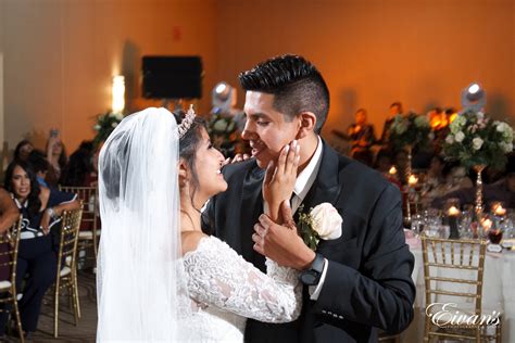 19 Main Mexican Wedding Traditions [Explained With Images]