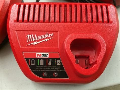 Milwaukee M12 battery charger - New - Équipements CAPI