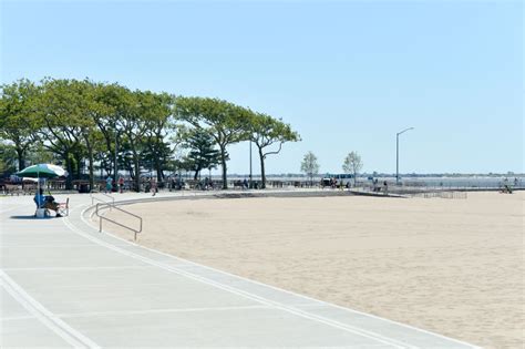 Manhattan Beach Park Beaches : NYC Parks