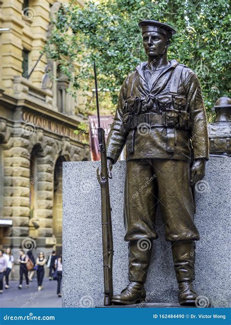 Soldier Statues Standing Guard At The Cenotaph In Martin Place Next The ...