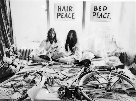 Photos of John Lennon and Yoko Ono's “Bed-In for Peace” in 1969 ~ Vintage Everyday