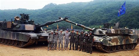 Historia y tecnología militar: M1 Abrams junto a un K1A1 coreano