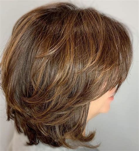 Medium Shaggy Bob With Subtle Highlights | Halflang kapsel voor fijn haar, Kapsels, Kort haar ...