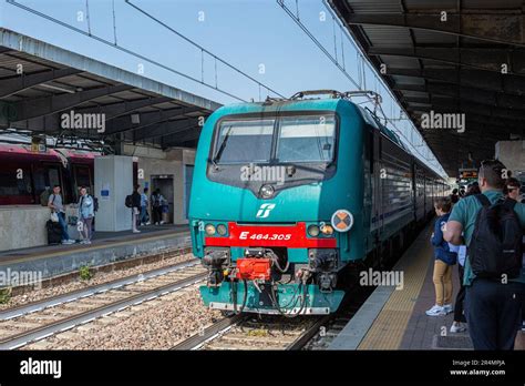 A train arrives in Venezia Mestre railway station Stock Photo - Alamy