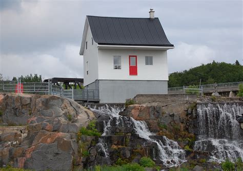 Monkey Puzzle Blog: Little White House, Chicoutimi