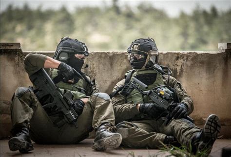 Two Israeli Shayetet 13 operators just chilling. (935x640) : reddit.com