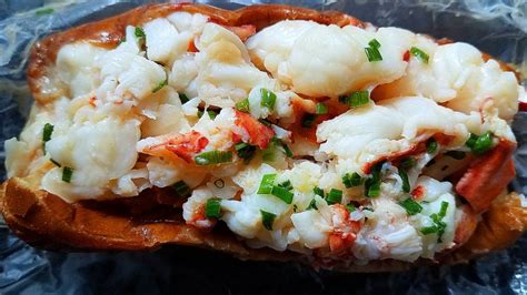 Where to Find the Best Lobster Roll in Boston - New England Today