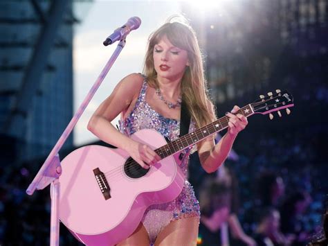 Taylor Swift's Broken Microphone Is the Latest Eras Tour Meme: Video