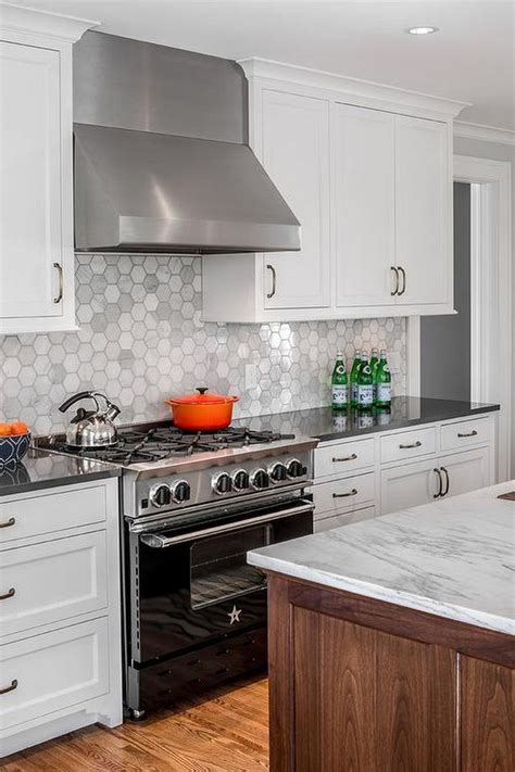 54+ Nice White Cabinet Kitchen Backsplash Tile Pattern Ideas in 2020 | Backsplash kitchen white ...