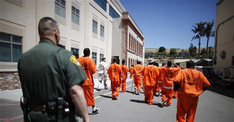 California may lead prison-reform trend, ease '3 strikes'