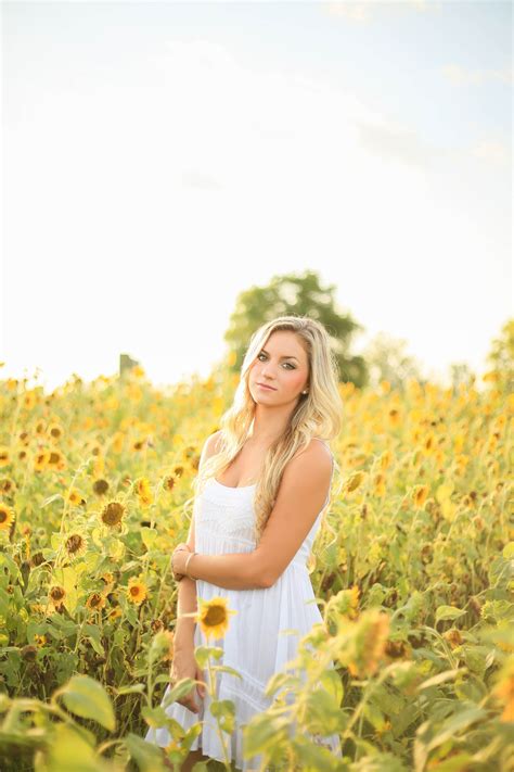 sunflower field senior session. Southern, outdoorsy summer sunflowers | Photography senior ...