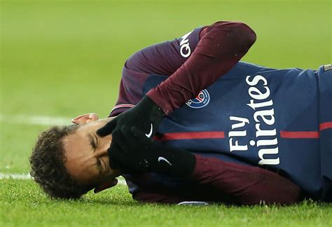 PSG striker Neymar cried as he was carried off the pitch - Business Insider