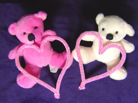 Two Teddy Bears with Hearts – Photos Public Domain