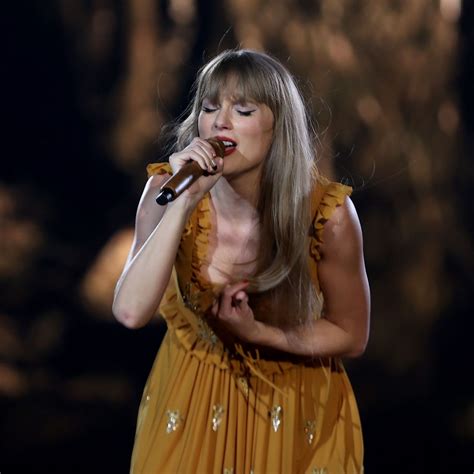 Taylor Swift Singing On Stage