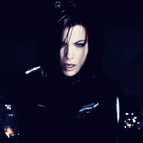 Underworld Selene GIF - Underworld Selene Kate Beckinsale - Descobrir e ...