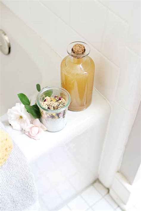 4 Reasons You Should Add Apple Cider Vinegar to Your Next Bath | Hello Glow