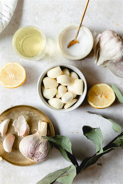 Lebanese Garlic Dip (Toum) An easy and delicious Lebanese Recipe