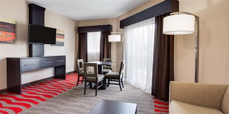 Holiday Inn Express & Suites Naples Downtown - 5th Avenue Guest Room ...