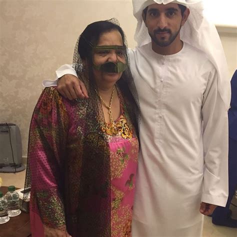 Mama Nora y Hamdan bin Mohammed bin Rashid Al Maktoum, visitando a Latifa MRM y al recién nacido ...