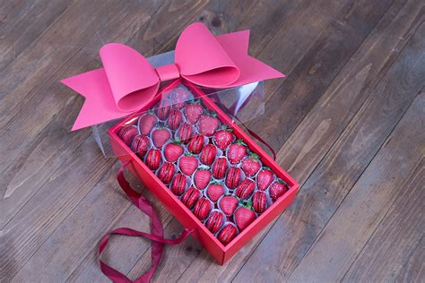 Hand-Dipped Chocolate Covered Strawberries & Macaron Gift Box