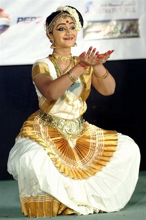 Mohiniattam Dance – History, Repertoire, Costumes & Exponents