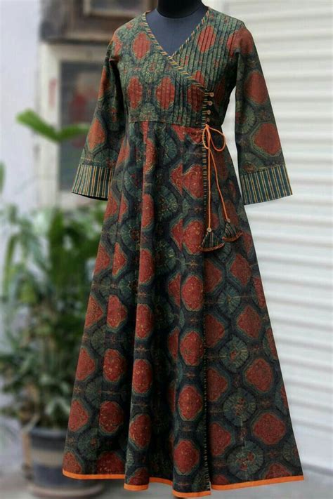 Inspirasi Pola Batik Klasik 2020 Untuk Membuat Gamis Batik Terbaru | Model pakaian, Gaya model ...