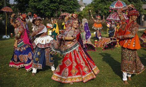 dance steps: GARBA FOLK DANCE OF GUJARAT - CLASSICAL DANCES OF INDIA