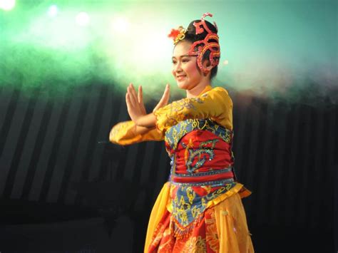 Tari Jaipong, lingkungsenibalebudaya.blogspot.com | Kostum tari, Gambar tarian, Penari