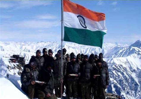 12 Pictures Of Indian Soldiers Hoisting National Flag Will Motivate You ...