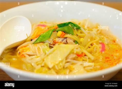 A Big Bowl of Japanese Noodles (Champon noodles Stock Photo - Alamy