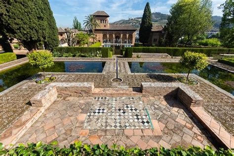 El Partal alto viendo la historia a través del jardín