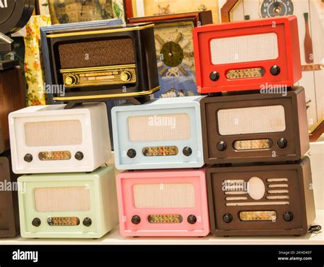 Old vintage radio set hi-res stock photography and images - Alamy