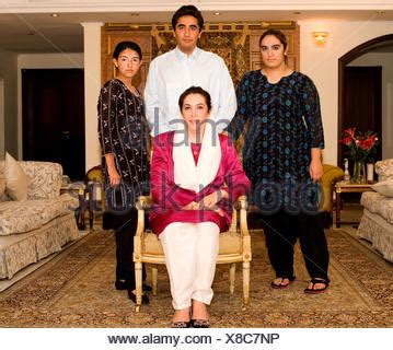 Benazir Bhutto with her children Bakhtawar Bhutto-Zardari, Bilawal Stock Photo: 111688714 - Alamy