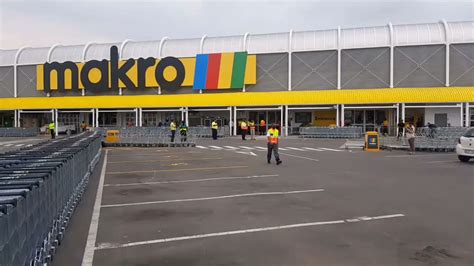 Springfield Makro re-opens with song and dance - YouTube