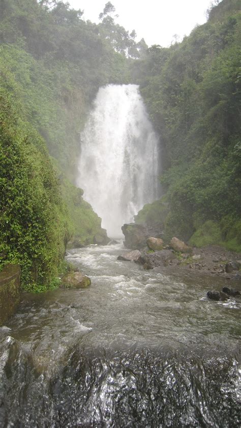 El Mundo Más Allá: Trek Across South America: Around Otavalo. Volcanoes, Waterfalls and Beyond.