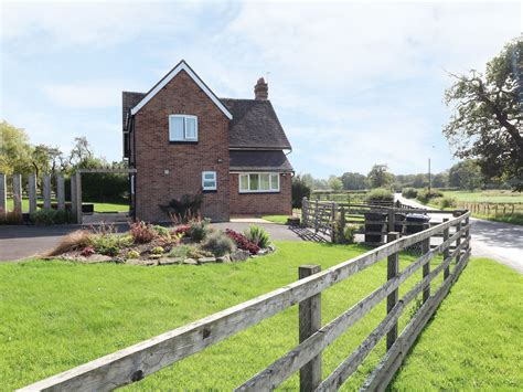 Ardsley Cottage, Derbyshire - Derbyshire - England : Hot Tub Getaways ...