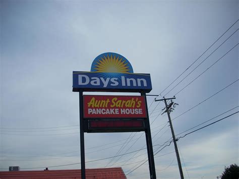 Days Inn/Aunt Sarah's Pancake House sign | Days Inn (30,225 … | Flickr